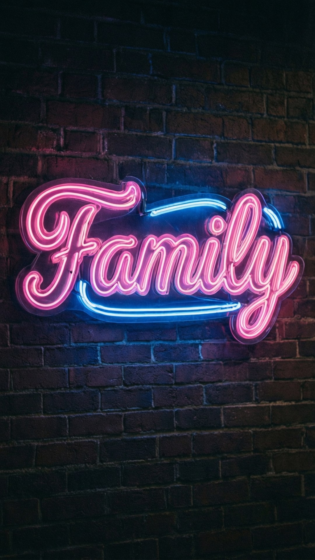 霓虹夜色 壁紙 — 一個發光的粉紅色和藍色霓虹燈牌，拼寫著「Family」，在夜晚的深色磚牆上投射出鮮豔的光芒。