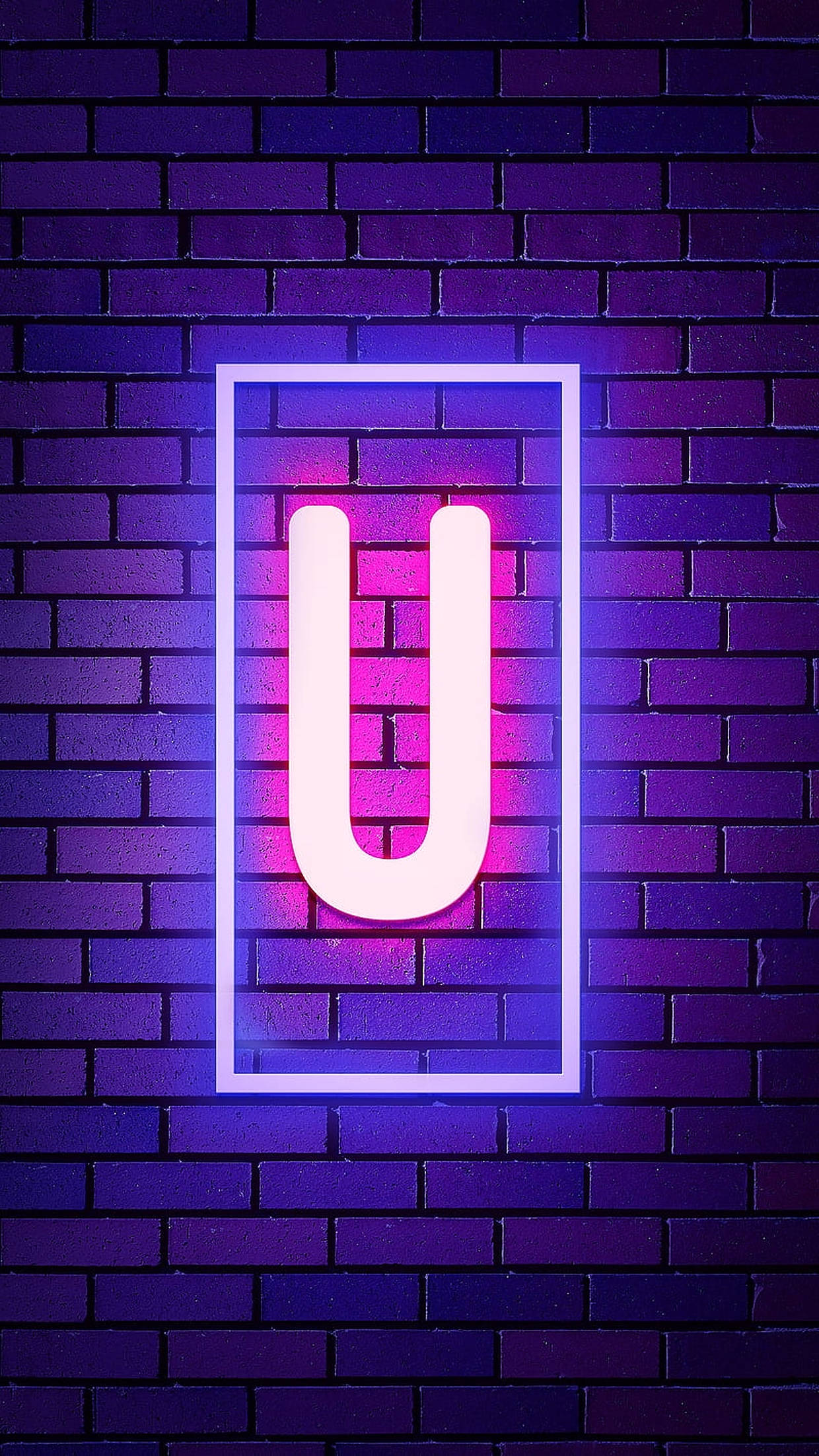 霓虹字母U標誌 壁紙 — 一個發光的霓虹字母U，在粉紅色和藍色光中，由一個矩形框在深紫色磚牆上。