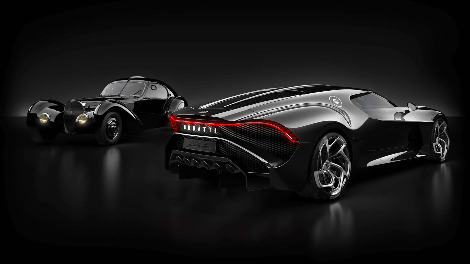 兩輛黑色Bugatti超級跑車在帶有反射地板和戲劇性燈光的昏暗工作室中展示。