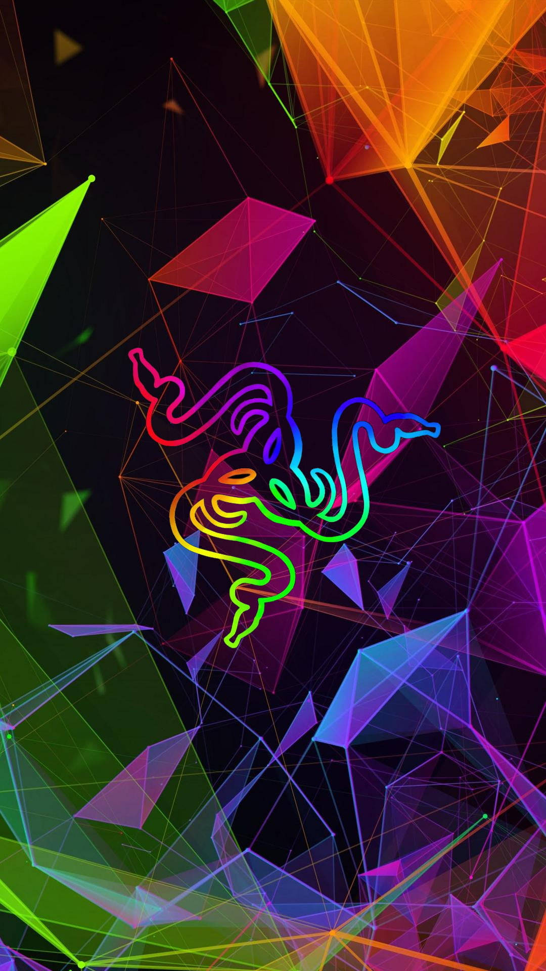 Gamer Logo 桌布 壁紙 — 霓虹彩虹 Razer 標誌在幾何多邊形和發光線條的深色背景上發光。