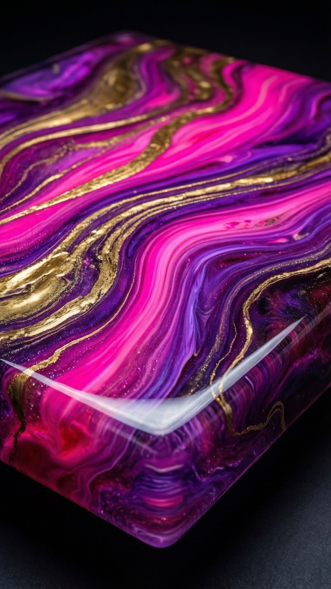 霓虹樹脂星際 壁紙 — 一件光澤樹脂藝術品，在黑色背景上帶有旋轉的洋紅紫色和金色紋理。
