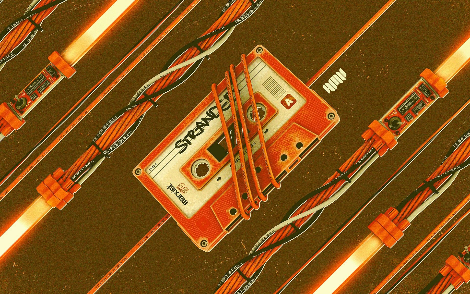 霓虹橙色卡式錄音帶與電線 壁紙 — 一個標有 'STRANGE' 的復古橙色卡式帶，纏繞在發光的橙色電線上，背景為深色。