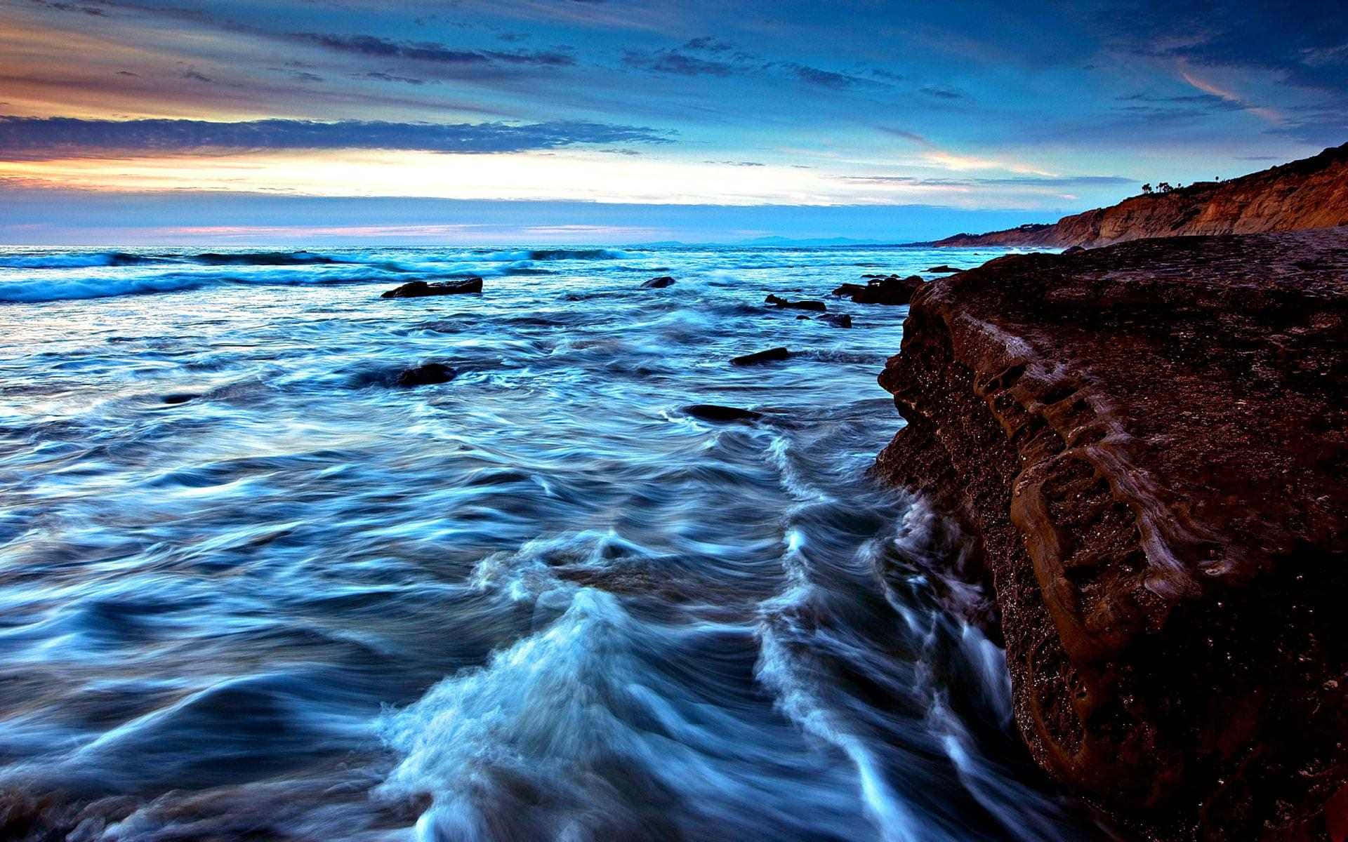 海浪在黃昏時拍打岩石海岸