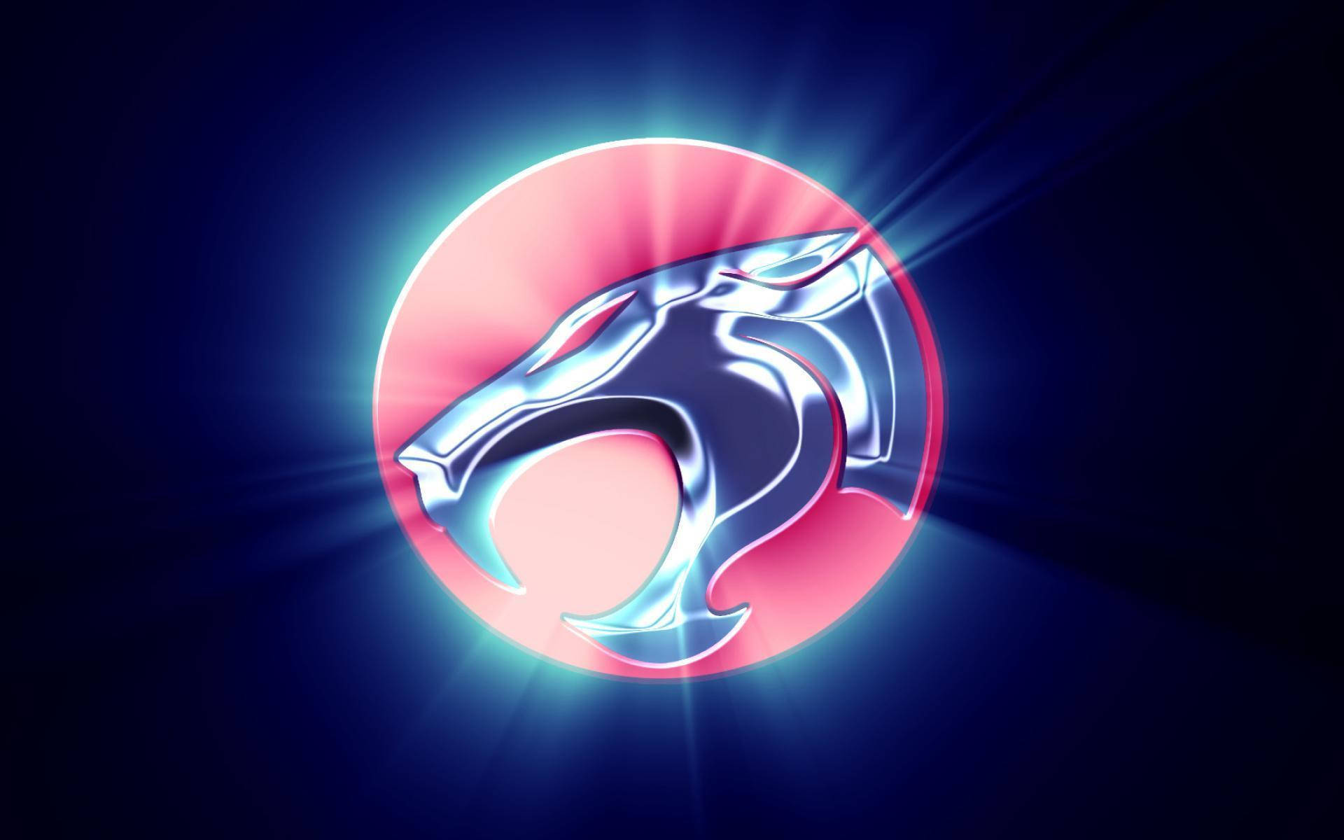 霓虹燈 Thundercats 標誌 壁紙 — 一個發光的金屬老虎頭標誌在深藍色背景上散發出電光藍和粉紅色的光芒。