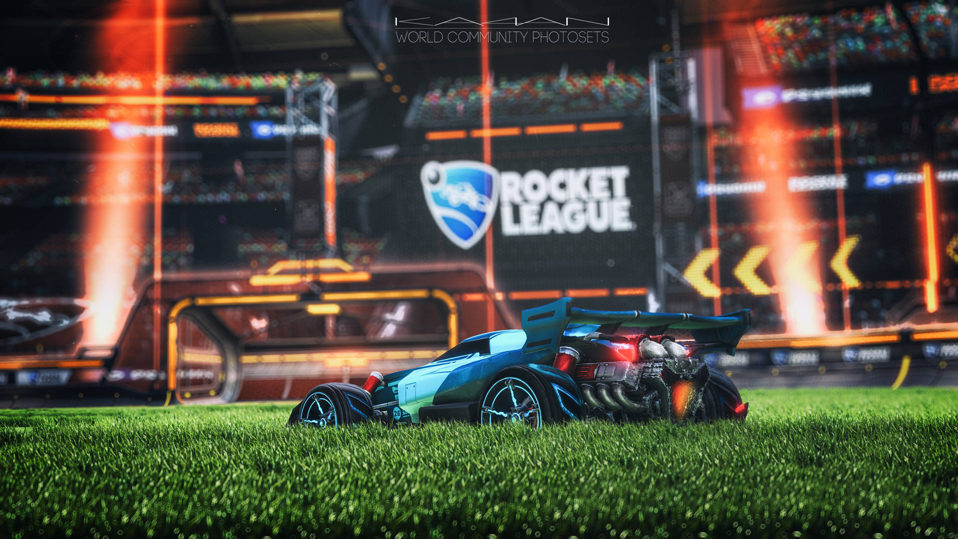 Rocket League 賽車在燈光明亮的競技場草地上，附有記分牌。