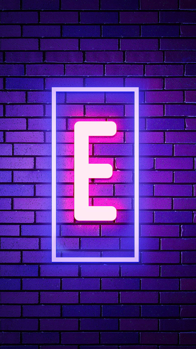 霓虹燈字母E 壁紙 — 一個發光的霓虹燈字母E，帶有粉紅色和藍色色調，在深紫色磚牆上投射出鮮豔的光芒。
