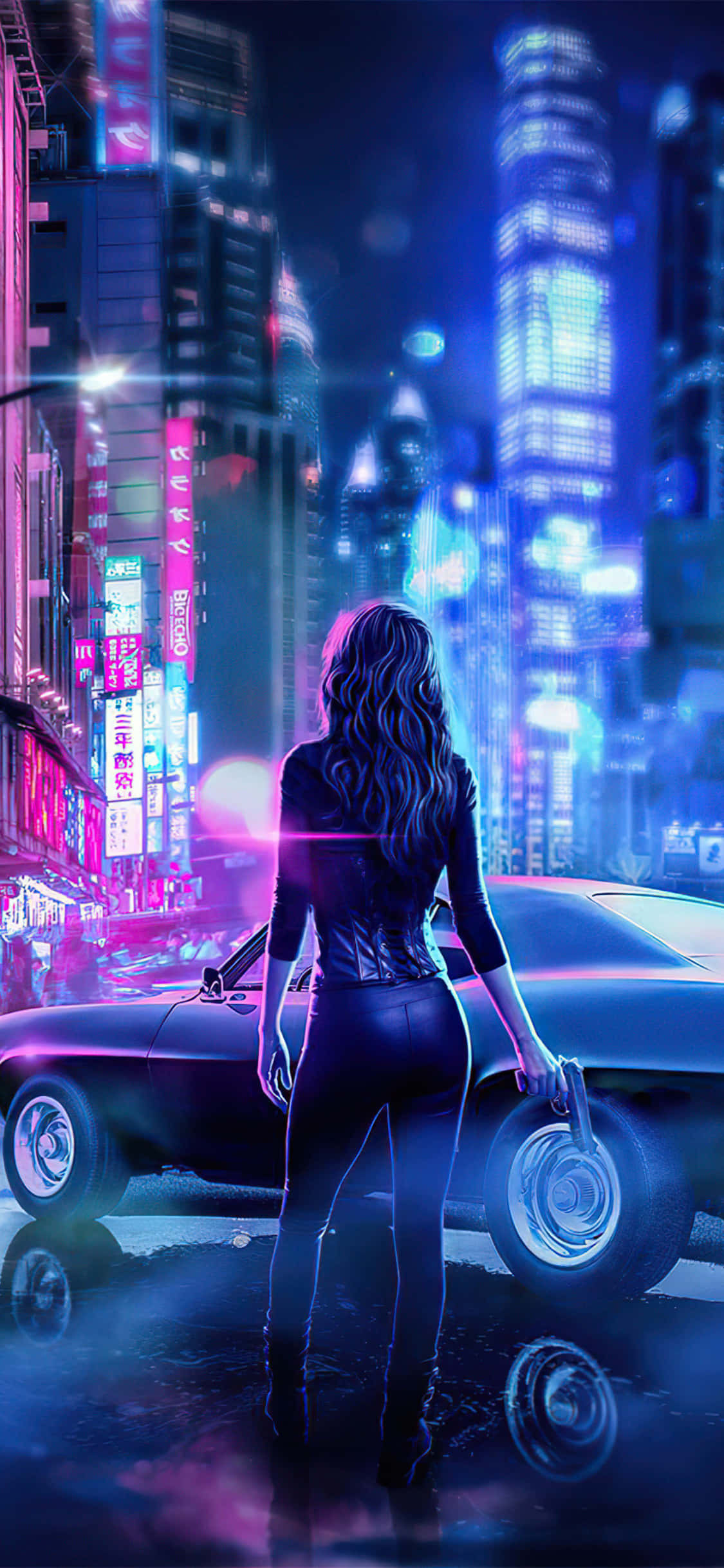 霓虹燈照亮東京城市夜景 壁紙 — 一個孤獨的女人在夜晚站在一輛時尚的汽車旁邊，身處霓虹燈閃爍的賽博龐克城市景觀中。