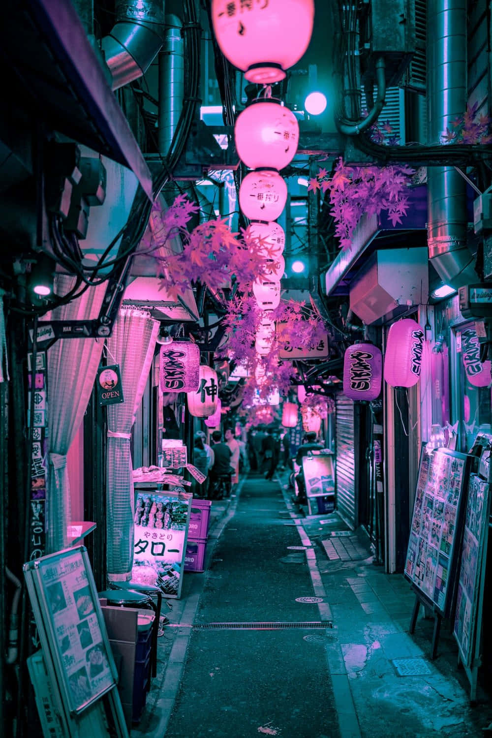 霓虹粉紅燈籠和招牌照亮了夜晚狹窄的日本小巷。