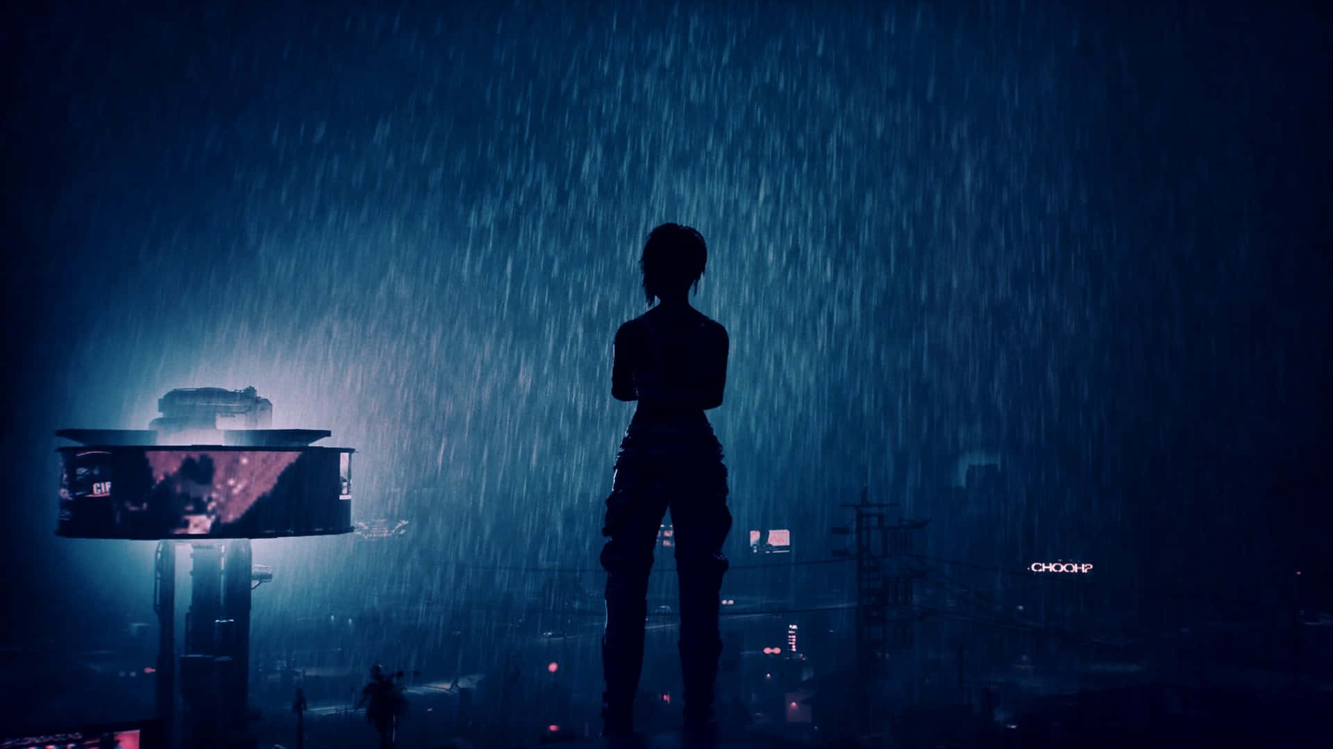 夜晚霓虹城市燈光下，一個人站在雨中的剪影。