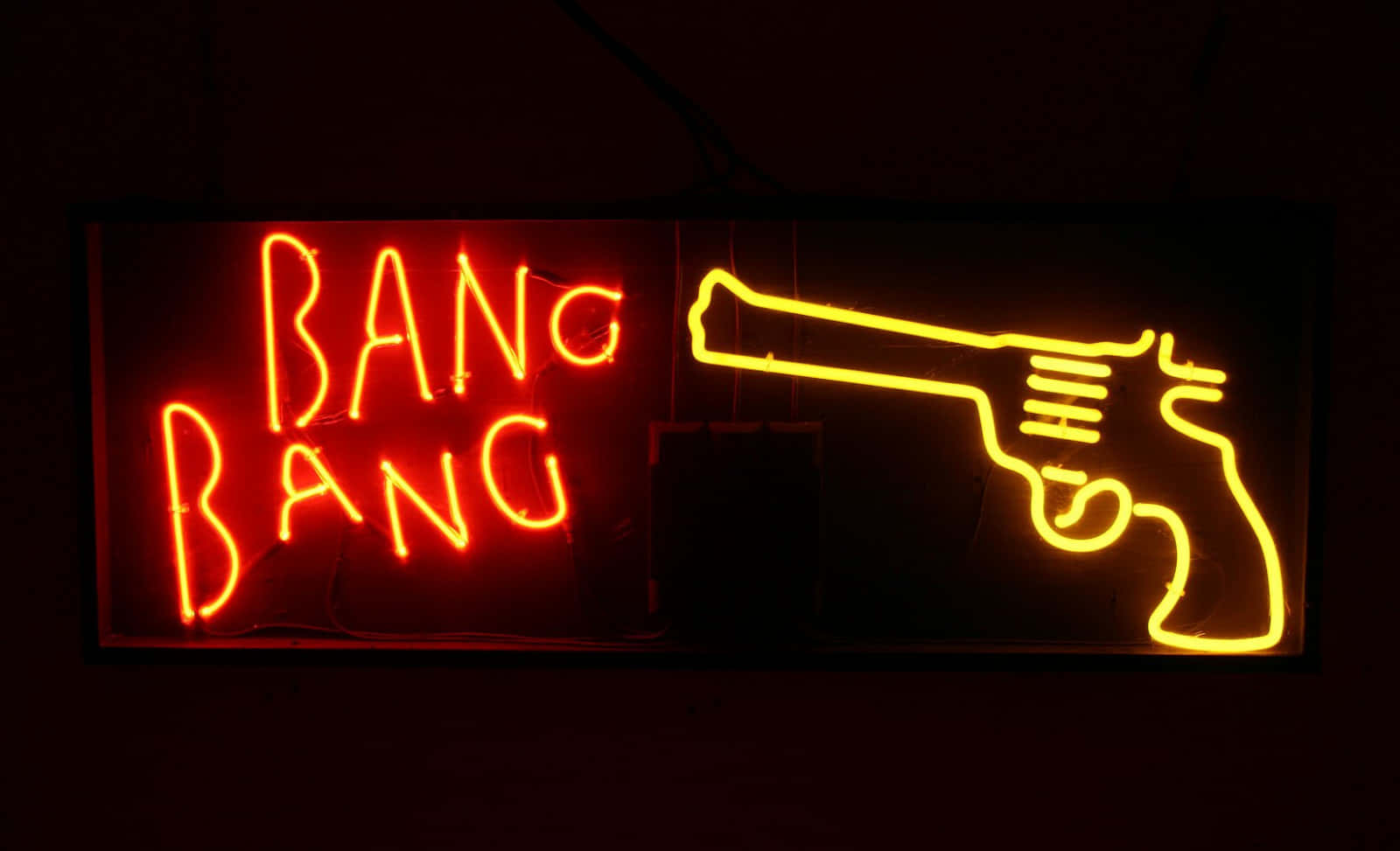 霓虹燈牌，上面有「BANG BANG」和一個以紅色和黃色發光的手槍輪廓。