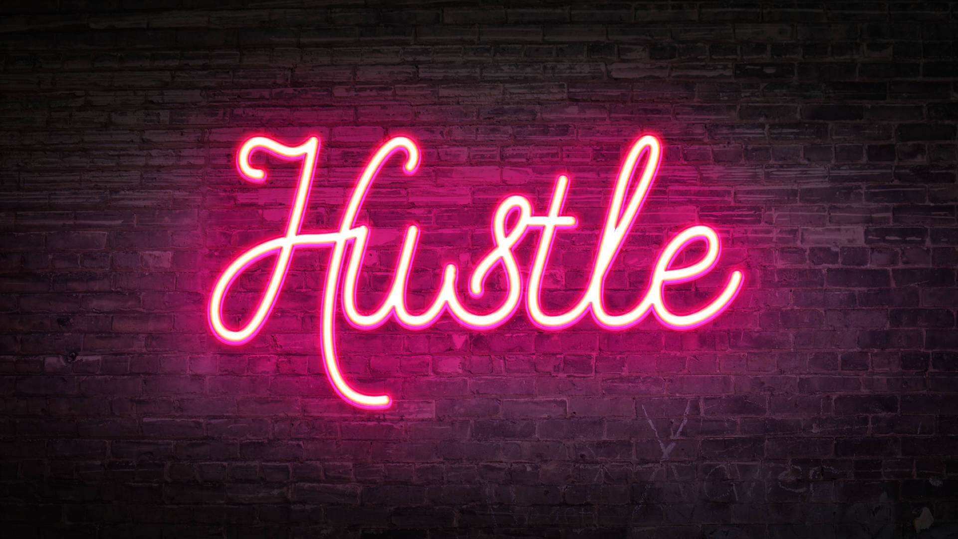 深色磚牆上寫著 'Hustle' 的粉紅色霓虹燈牌。