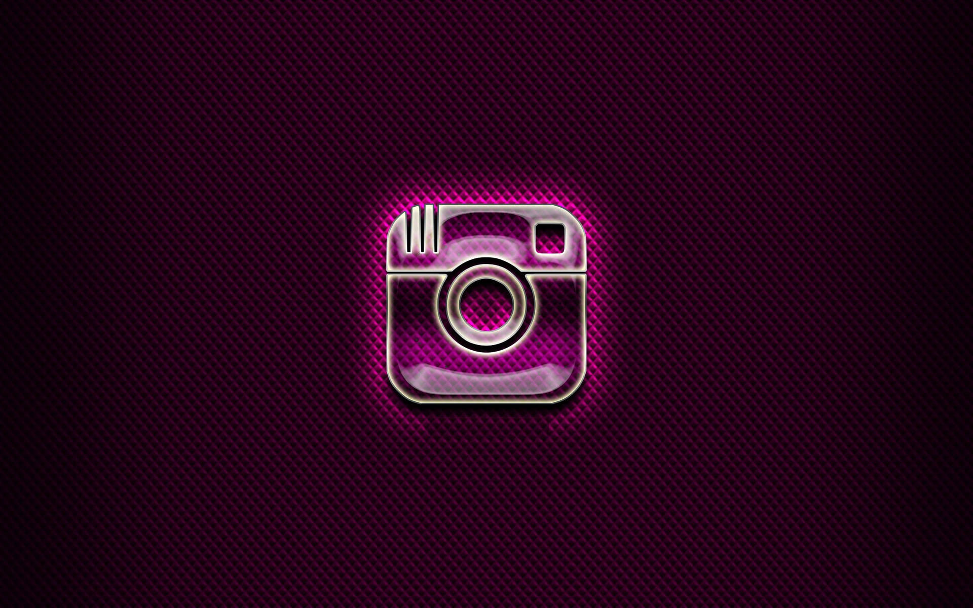 發光的Instagram標誌圖標在深色紋理紫色背景上。