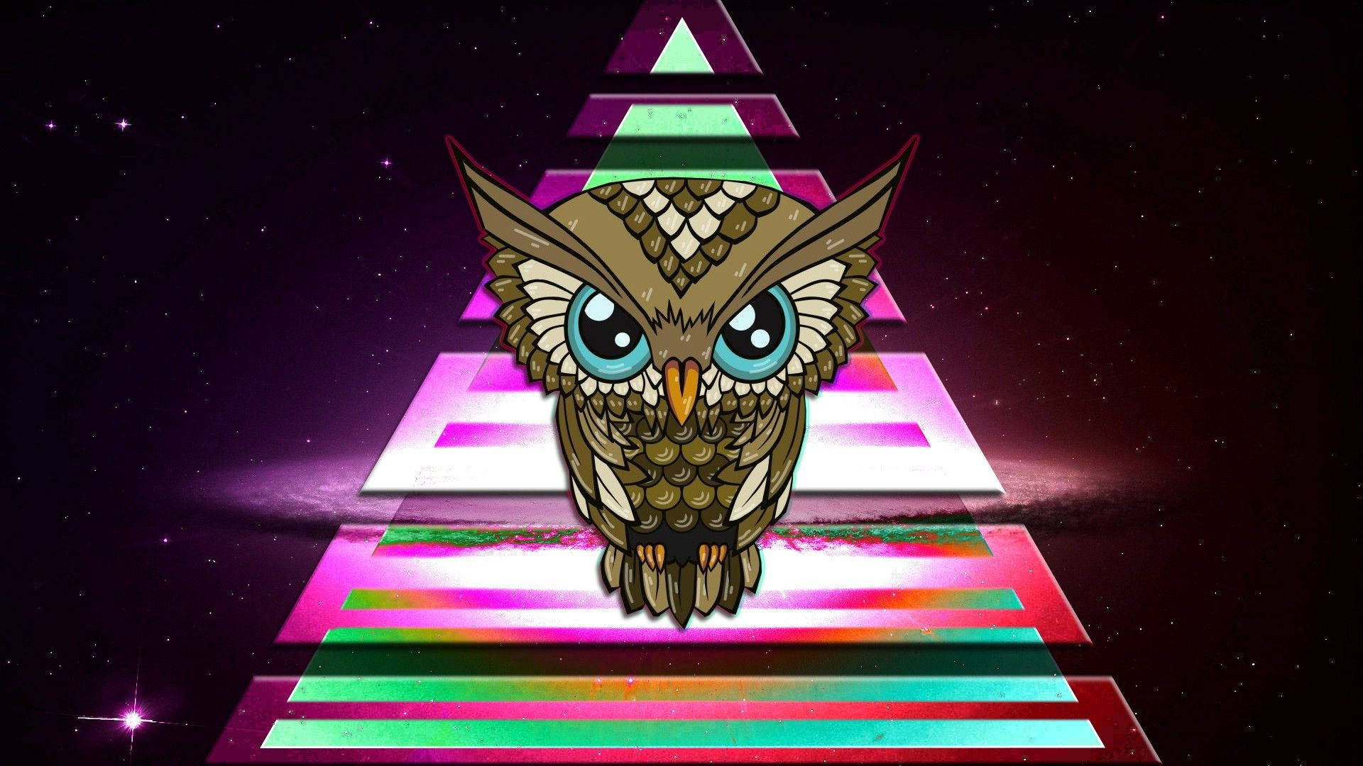 一隻有著明亮藍色眼睛的貓頭鷹，坐在一個發光的金字塔上，處於星空場景中。