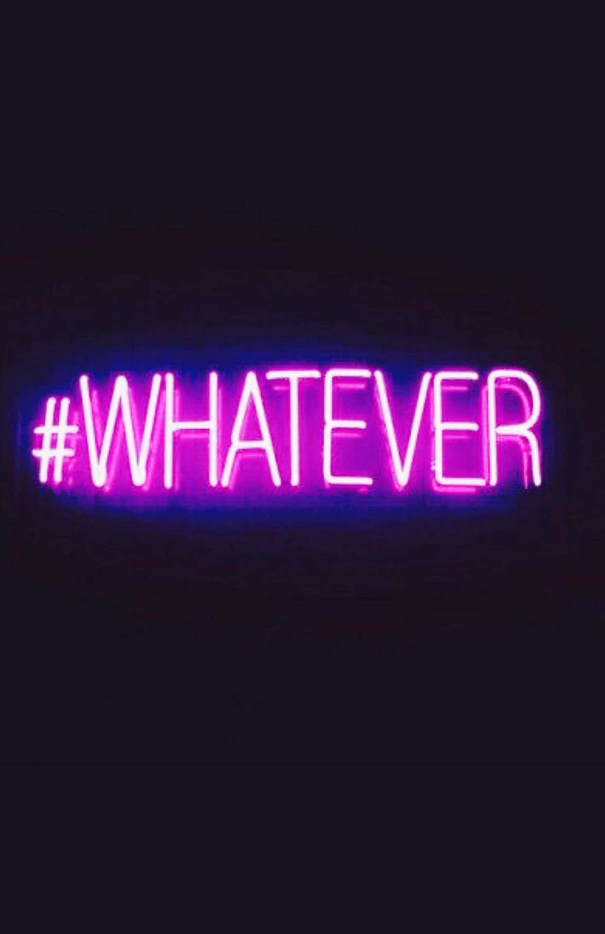 黑暗中顯示 hashtag whatever 嘅粉紅色霓虹燈牌。