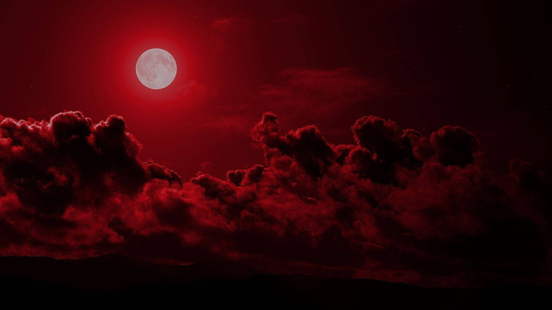 霓虹紅血月 壁紙 — 一輪發光的滿月在黑暗的夜空上，向戲劇性的暴風雲投下詭異的紅光。