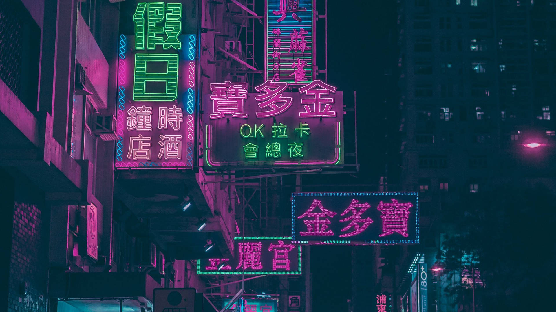 霓虹燈以粉紅色和綠色色調照亮了夜晚密集的城市天際線。