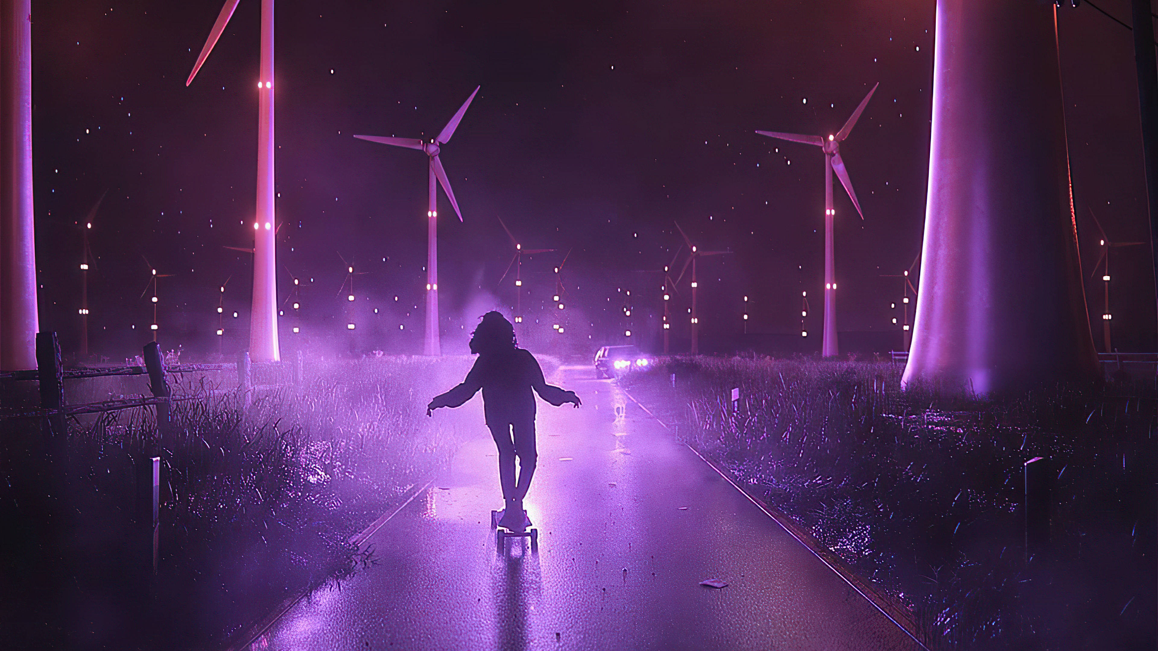 霓虹紫滑板少年 壁紙 — 一名孤獨的滑板手在夜晚的潮濕道路上滑行，下方是霧氣瀰漫的田野中發光的紫色風力渦輪機。