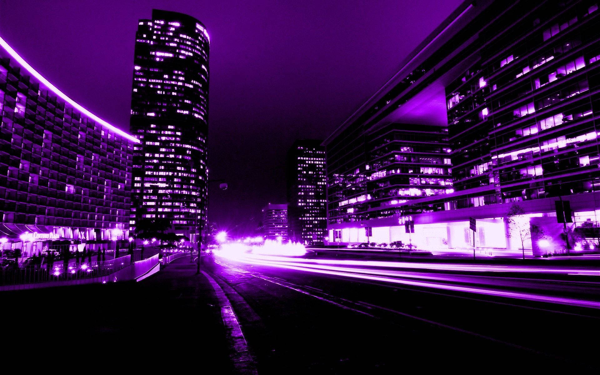 Cityscape 桌布 壁紙 — 霓虹紫色夜景城市景觀，發光的摩天大樓和車流的光跡。