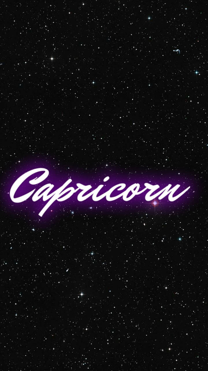在星空夜空下，紫色霓虹燈顯示「Capricorn」的文字。