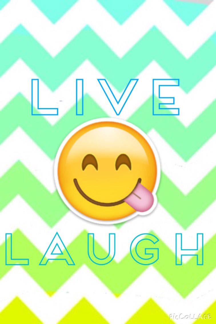 一個伸出舌頭的笑臉表情符號，在彩色鋸齒背景上帶有live laugh文字。
