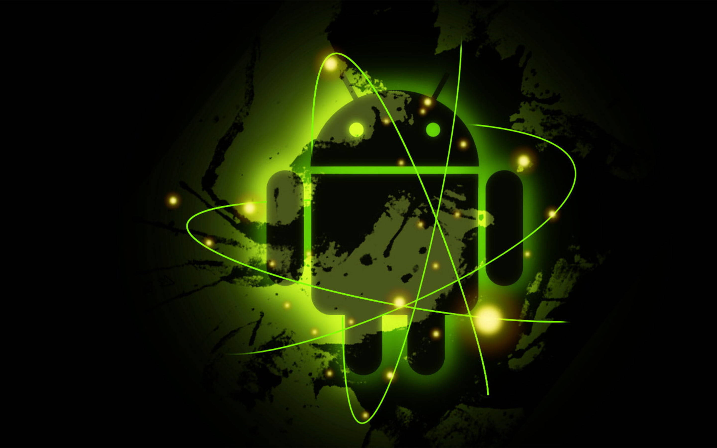 霓虹綠色安卓標誌桌面壁紙 壁紙 — 一個發光的綠色Android機械人圖標，被原子軌道線和火花包圍，背景為深色紋理。