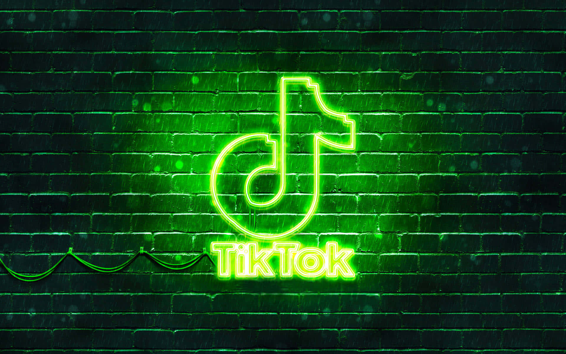 霓虹綠色搞笑TikTok頭像 壁紙 — 一個發光的綠色霓虹TikTok標誌在夜晚對著濕漉漉的深色磚牆閃耀。