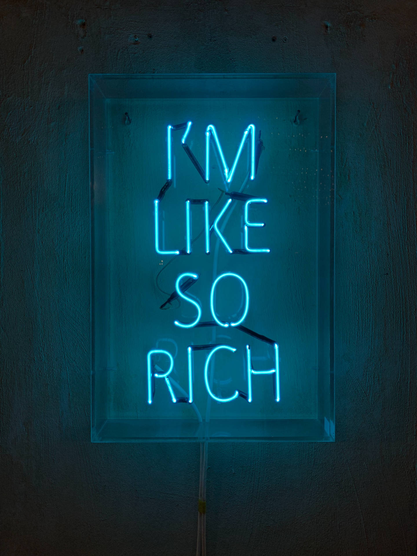 深色牆上帶有文字 I'M LIKE SO RICH 的藍色霓虹燈牌。