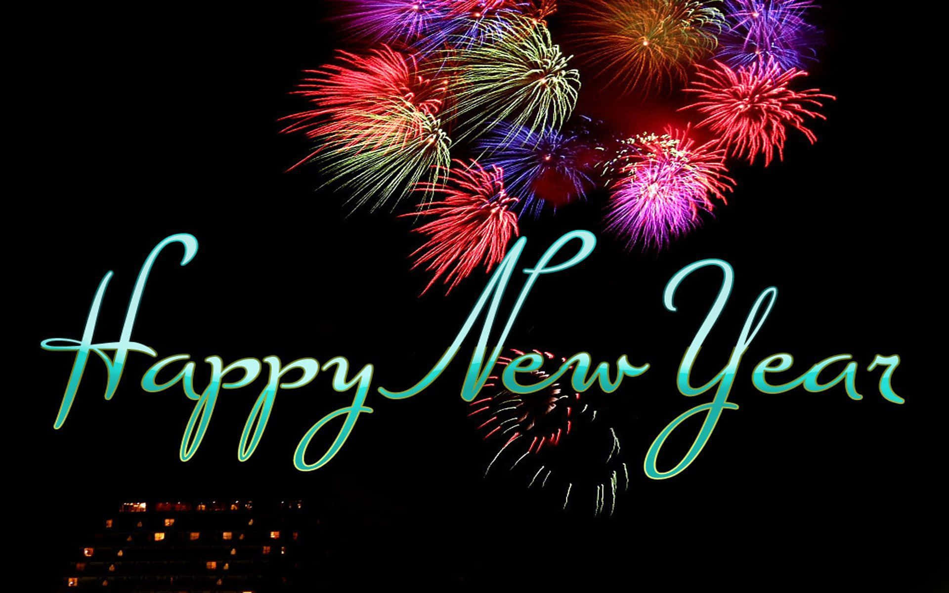 五彩繽紛的煙火在發光的Happy New Year文字上方綻放，背景是夜晚的城市天際線。