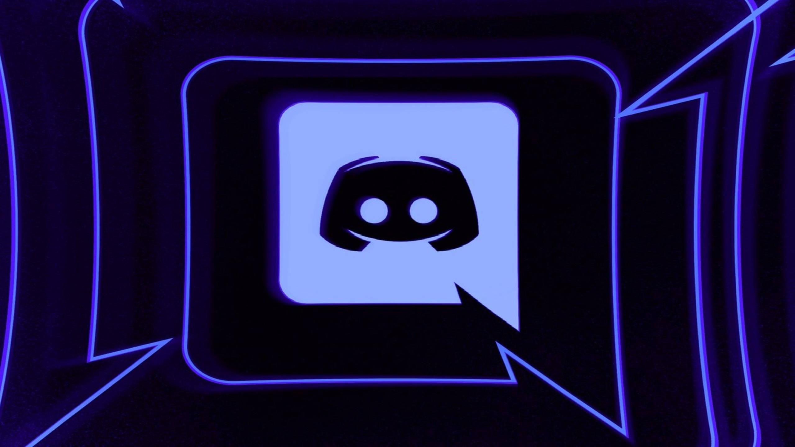 霓虹藍色 Discord 標誌 壁紙 — 一個發光的藍色 Discord 標誌，位於黑暗背景中霓虹燈照亮的幾何隧道中央。