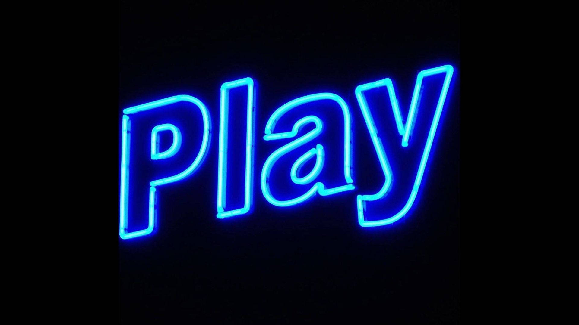 藍色霓虹燈牌，上面寫著 Play，背景為深色。