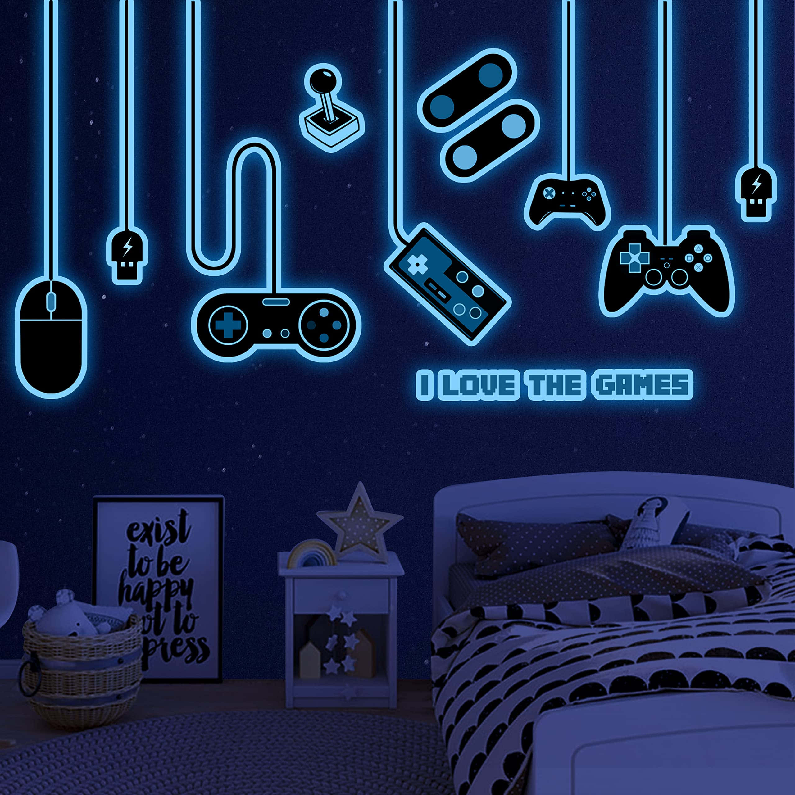 Dark Gaming 桌布 壁紙 — 霓虹藍色遊戲控制器貼紙掛在星光燦爛的夜牆上，位於昏暗臥室中一張舒適的床上方。