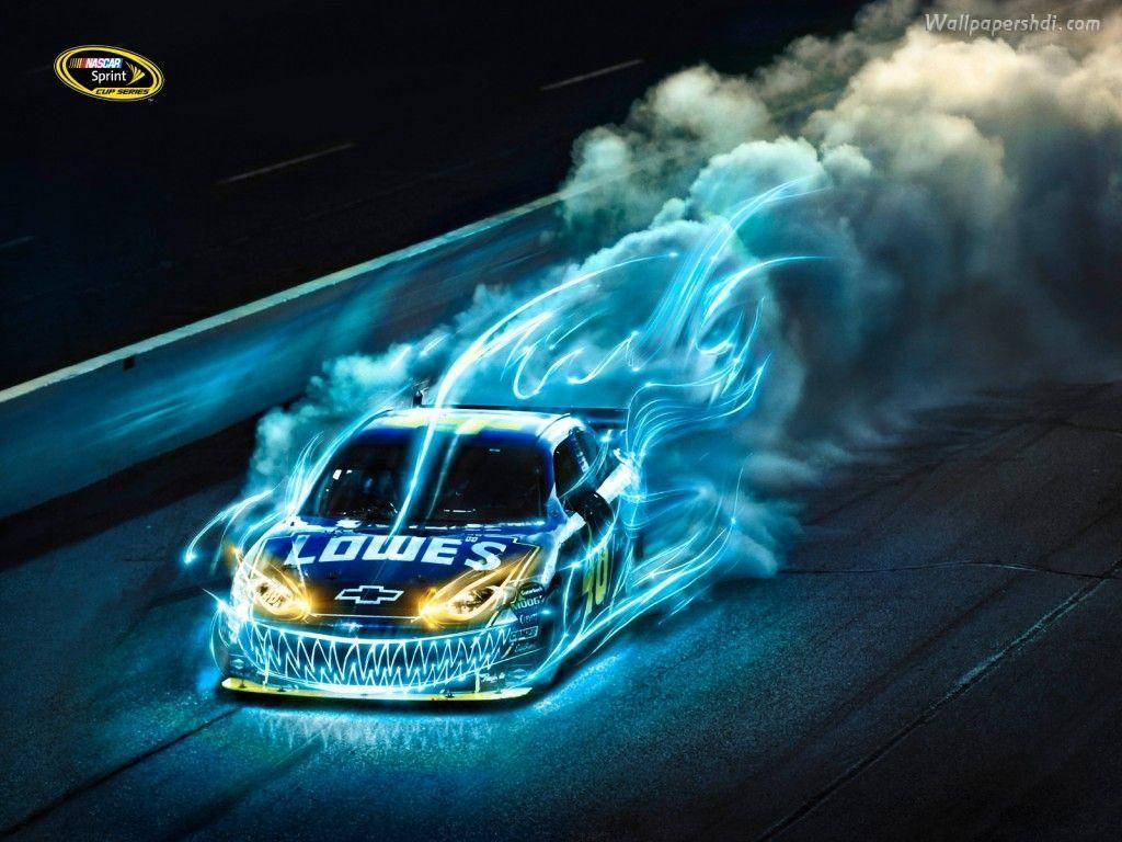 霓虹藍色雪佛蘭 壁紙 — 一輛帶有「Lowe's」品牌標誌的發光藍色NASCAR賽車在夜間飄移，在黑暗的賽道上留下電藍色煙霧痕跡。