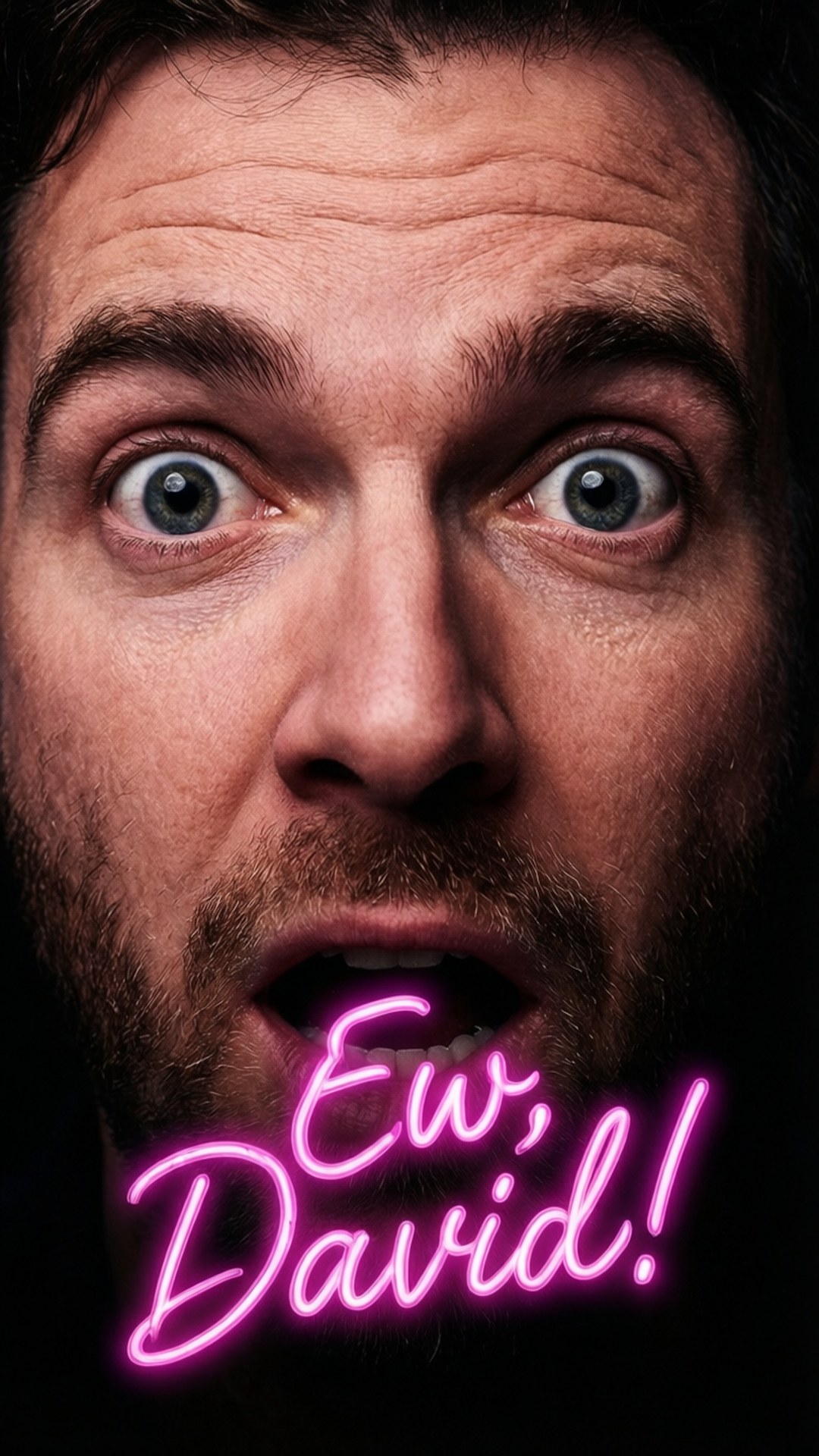 男人震驚的表情和粉紅色霓虹燈文字「Ew, David!」