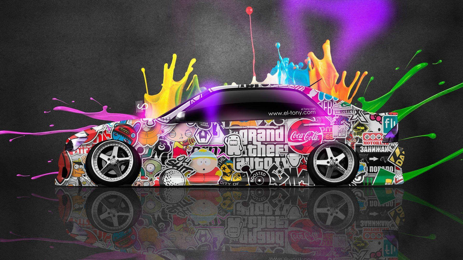 霓虹跑車與《GTA》貼紙 壁紙 — 一輛塗滿塗鴉的跑車在深色反光表面上爆發出色彩繽紛的油漆飛濺和貼紙。