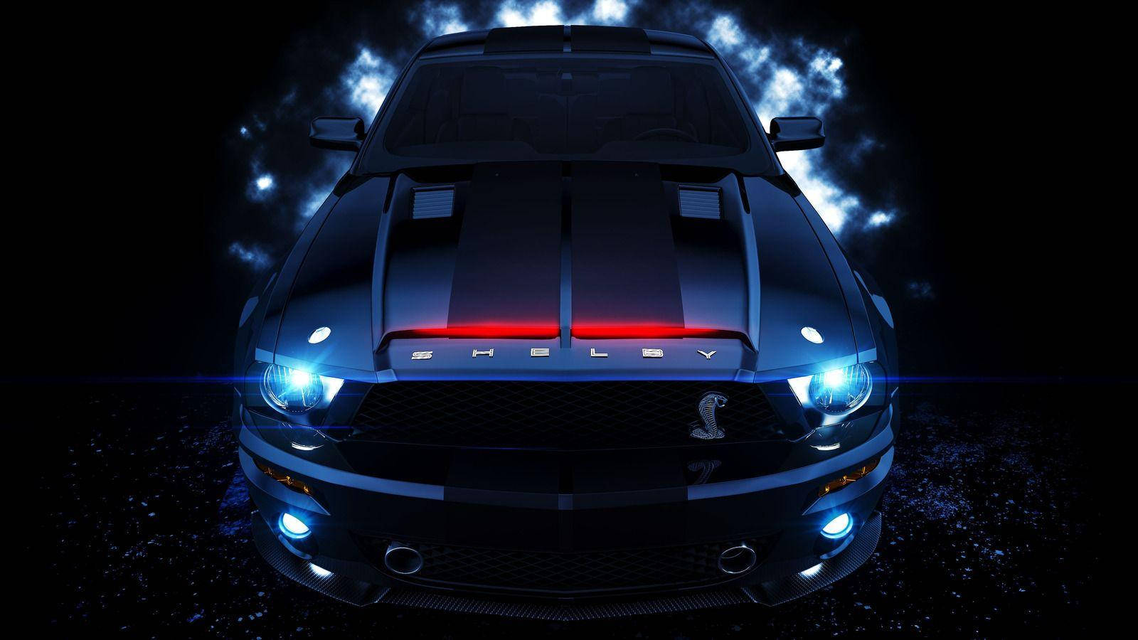 霓虹雪佛蘭跑車 壁紙 — 一輛黑色Shelby Mustang，帶有發光的藍色頭燈和紅色引擎蓋條紋，在暴風雨夜晚的天空和電光雲層的襯托下顯得格外引人注目。