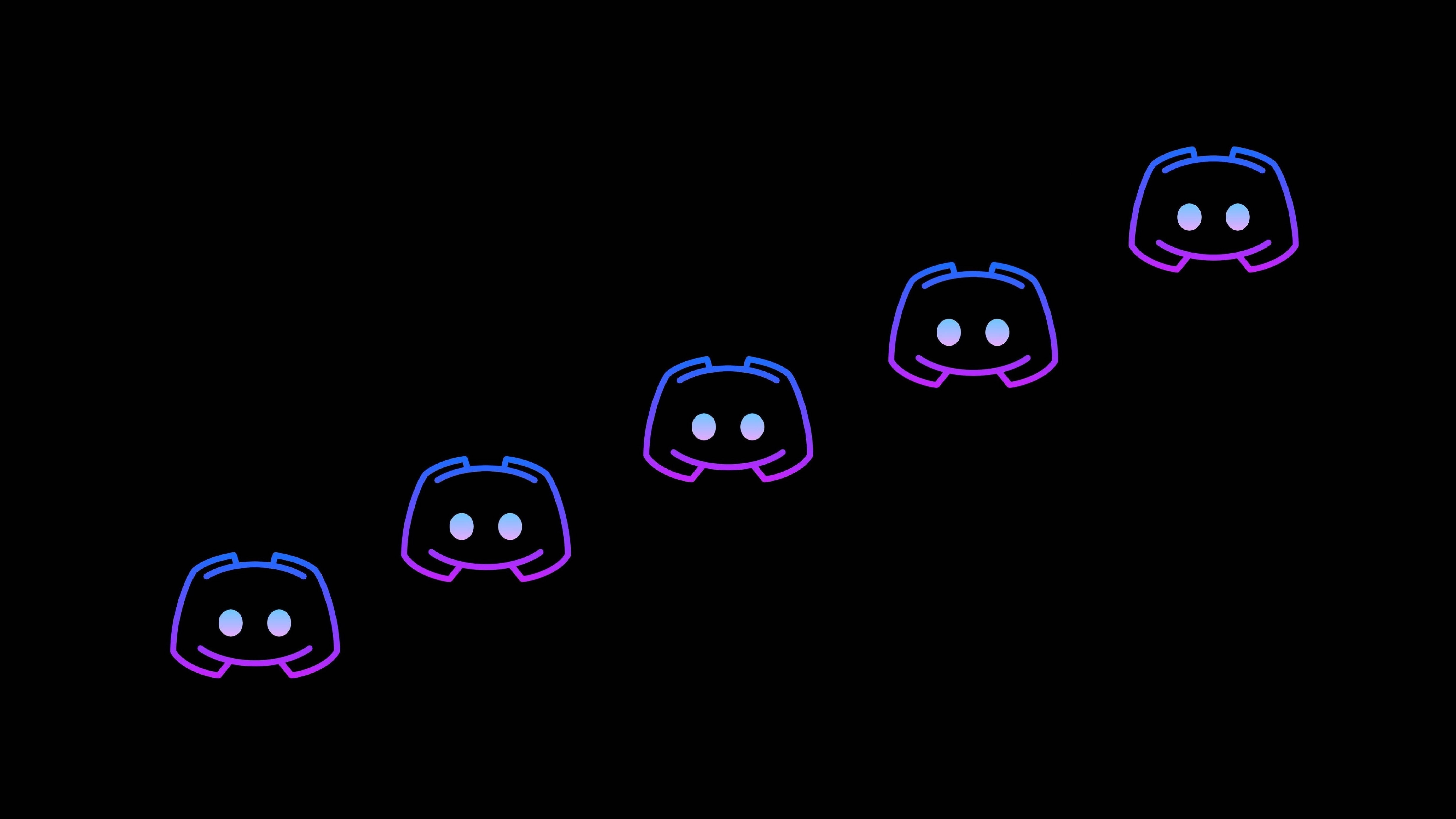 霓虹風 Discord Clyde 壁紙 — 五個發光的霓虹燈Discord標誌沿著黑色背景以藍色到紫色的漸變輪廓對角線上升。