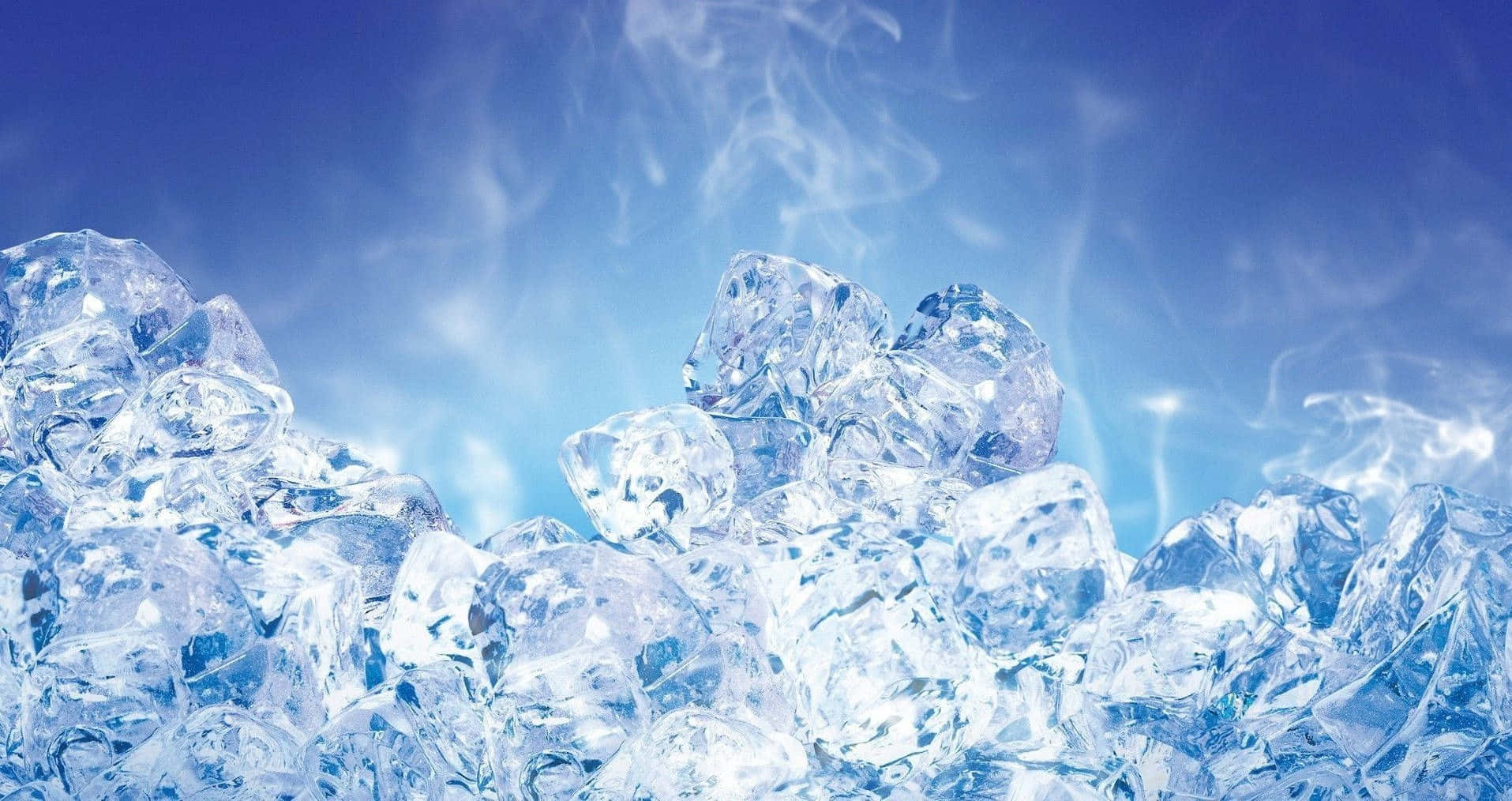 霜凍冬季仙境 壁紙 — 晶瑩剔透的冰塊在明亮的藍天下閃閃發光，微弱的白色蒸氣從冰冷的表面升起。