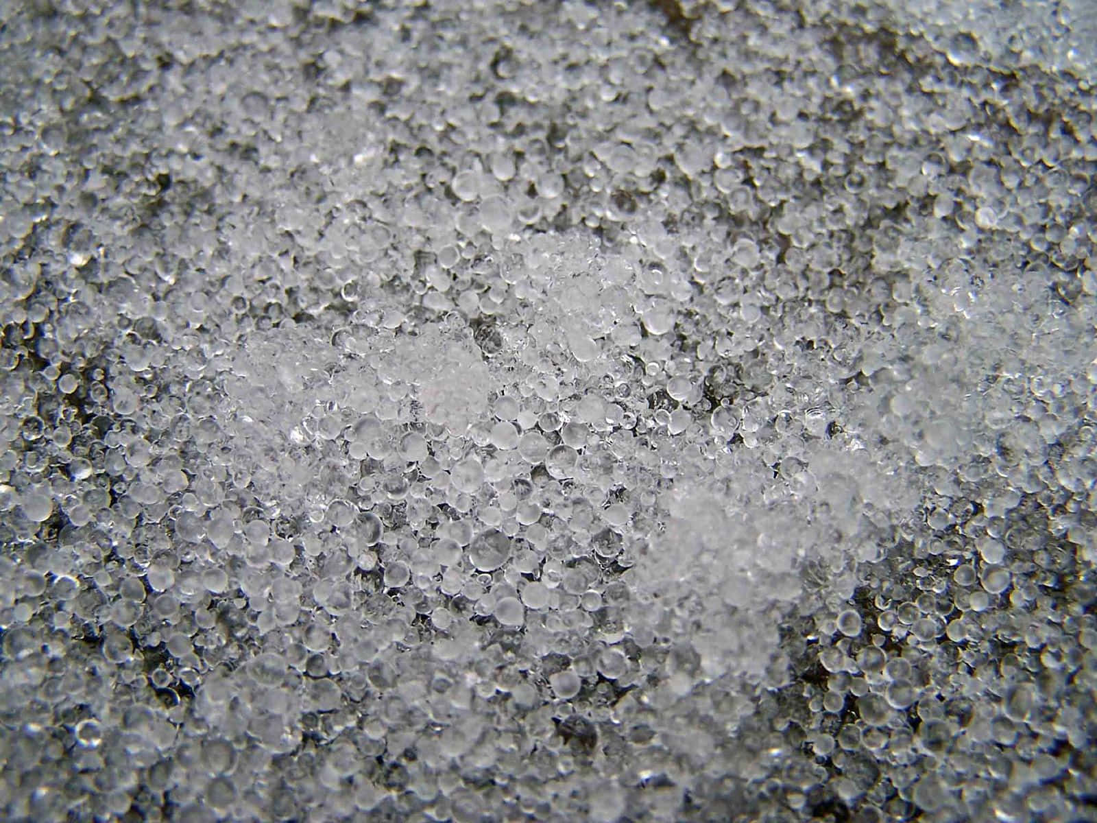 霜雪晶瑩如雪 壁紙 — 閃閃發光的冰晶特寫，形成紋理豐富、霜凍的表面，邊緣銳利且具有半透明的清晰度。