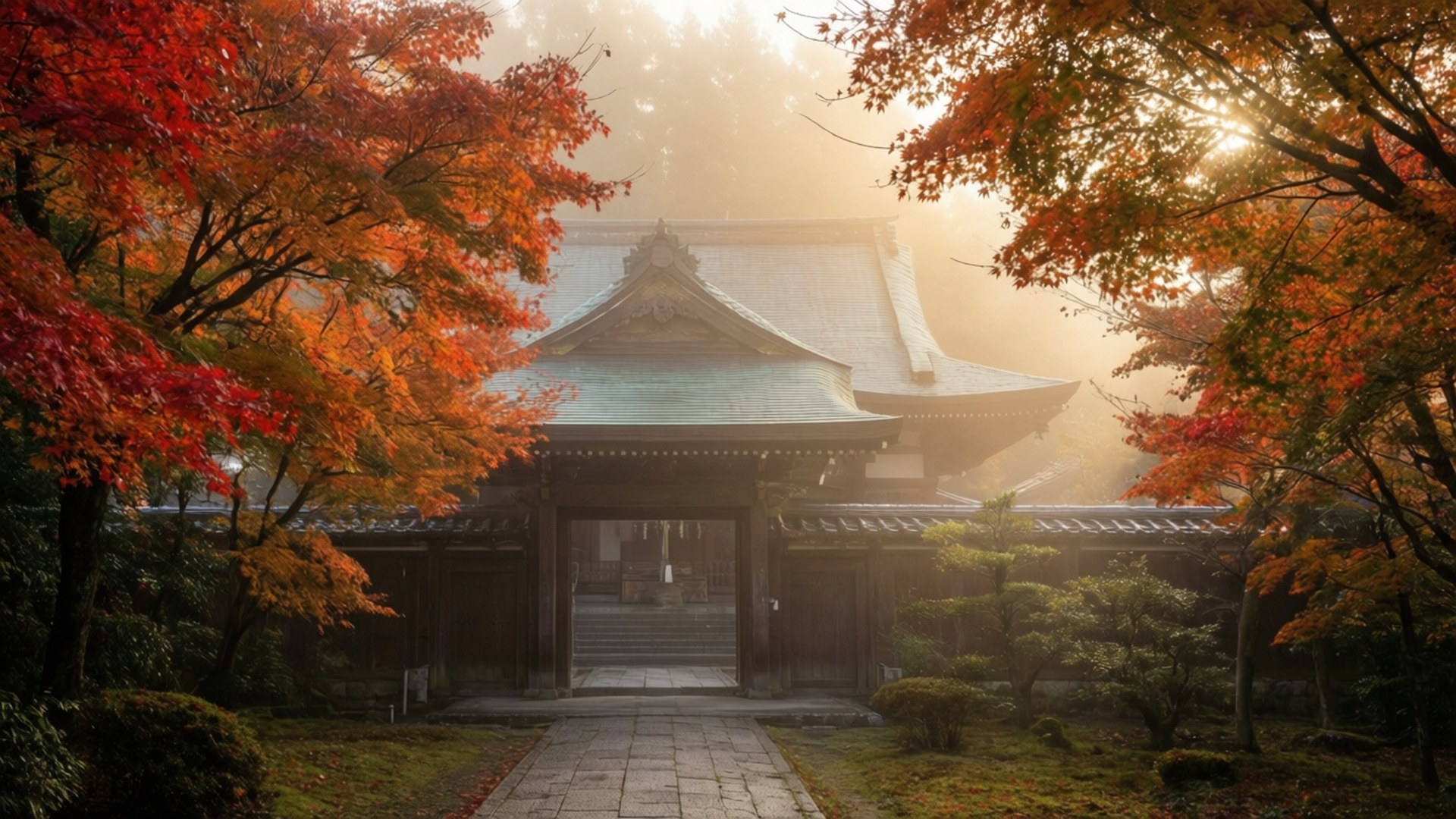 霧中秋色神社 壁紙 — 傳統日本寺廟大門，被火紅和橙色的秋樹環繞，霧氣陽光穿透而過。