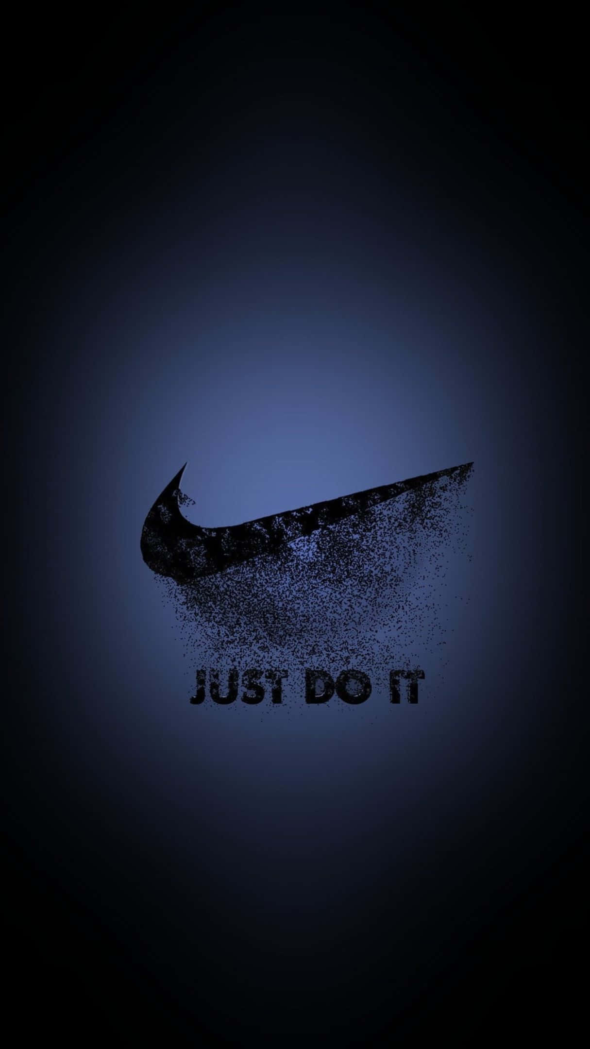 霧中綠意，靜謐森林 壁紙 — Nike 剔號標誌在深藍色漸變背景上分解成粒子，下方有 'JUST DO IT' 文字。