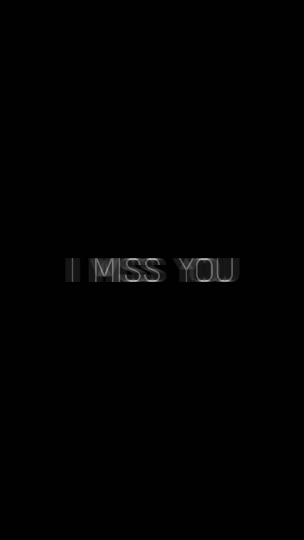 霧氣「我好想你」 壁紙 — 「I MISS YOU」呢幾個字喺純黑色背景上以灰階微弱發光。