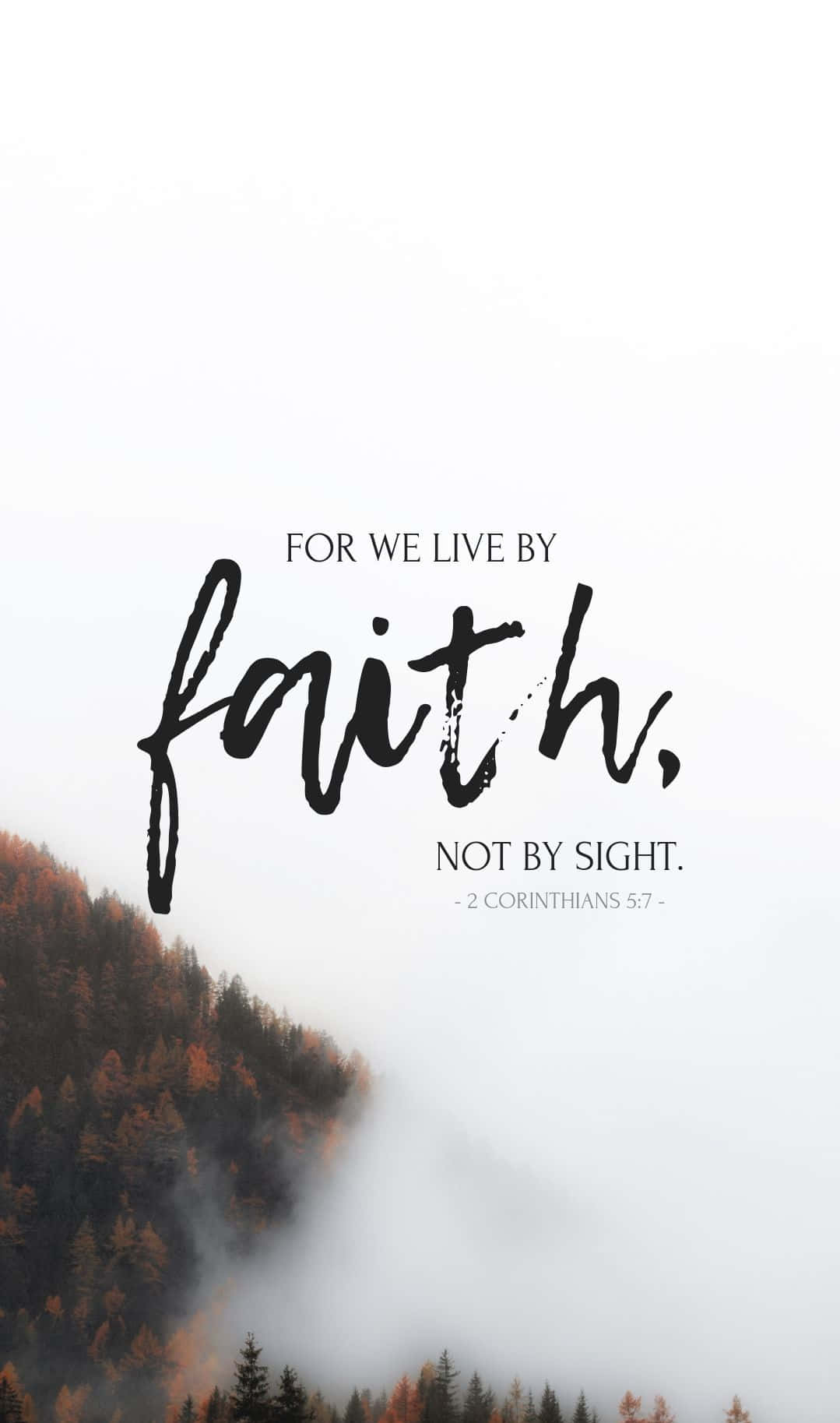 Cute Bible Verse 桌布 壁紙 — 霧氣瀰漫的山坡上，秋樹林立，陰雲密佈的天空上以粗黑字體寫著「因為我們行事為人是憑著信心，不是憑著眼見」。