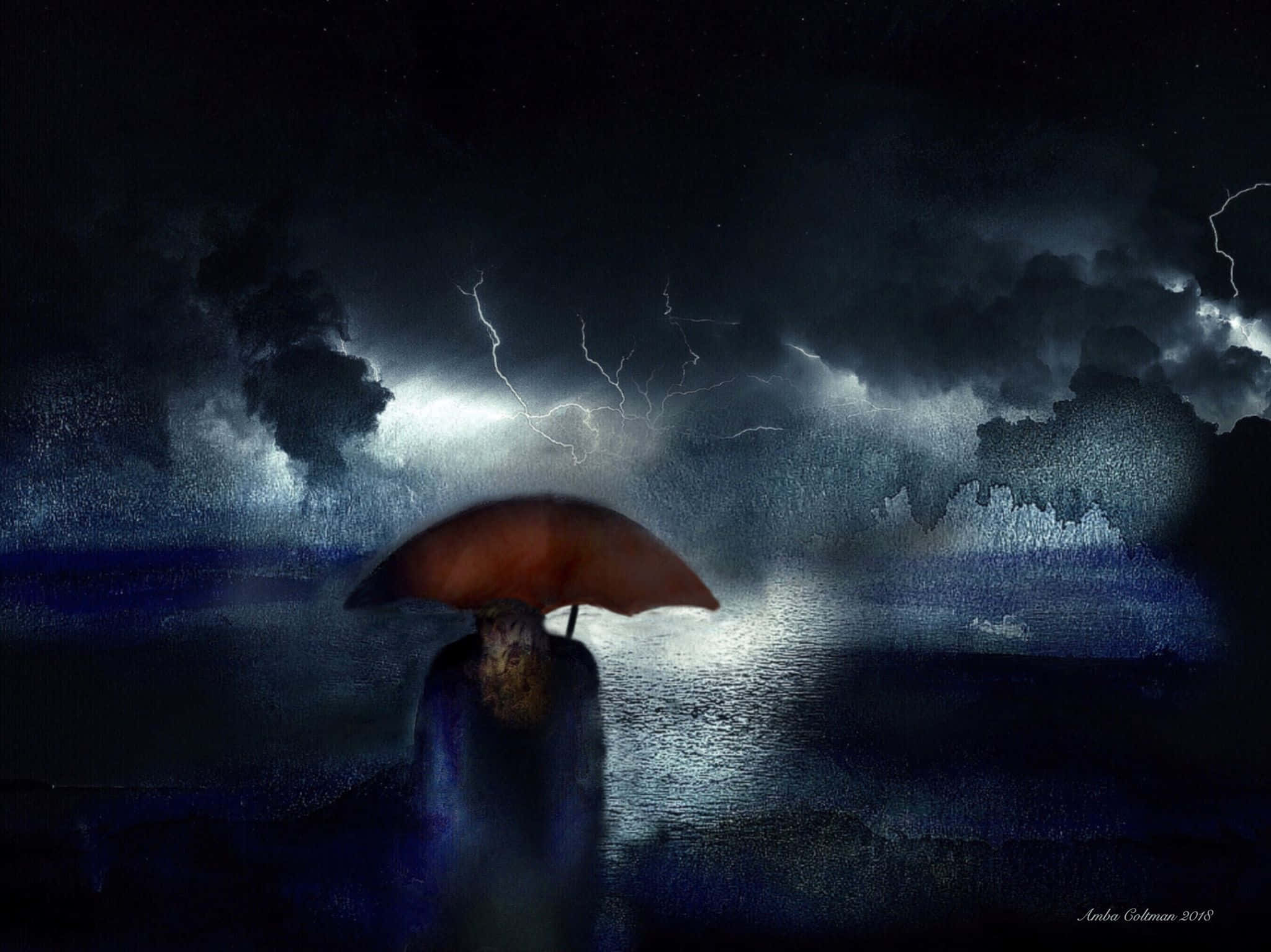 霧氣瀰漫的暴風雨山脈 壁紙 — 一個孤獨的身影拿著生鏽的雨傘，在暴風雨的夜空下形成剪影，生動的閃電照亮了烏雲和反射的水面。