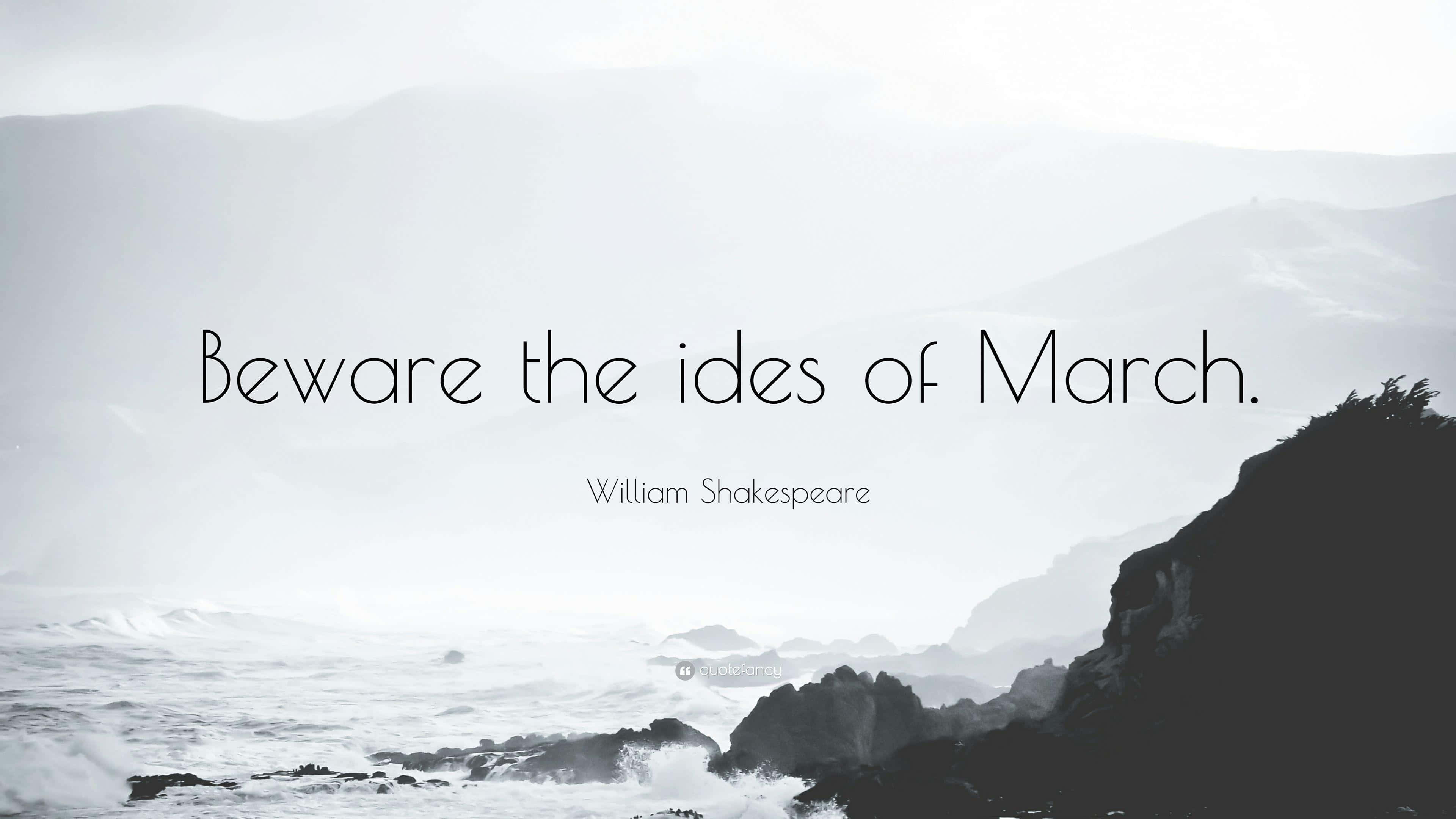 Ides Of March 桌布 壁紙 — 霧氣籠罩的海岸懸崖在灰色天空下與翻騰的海浪相遇，並疊加了莎士比亞的名言。