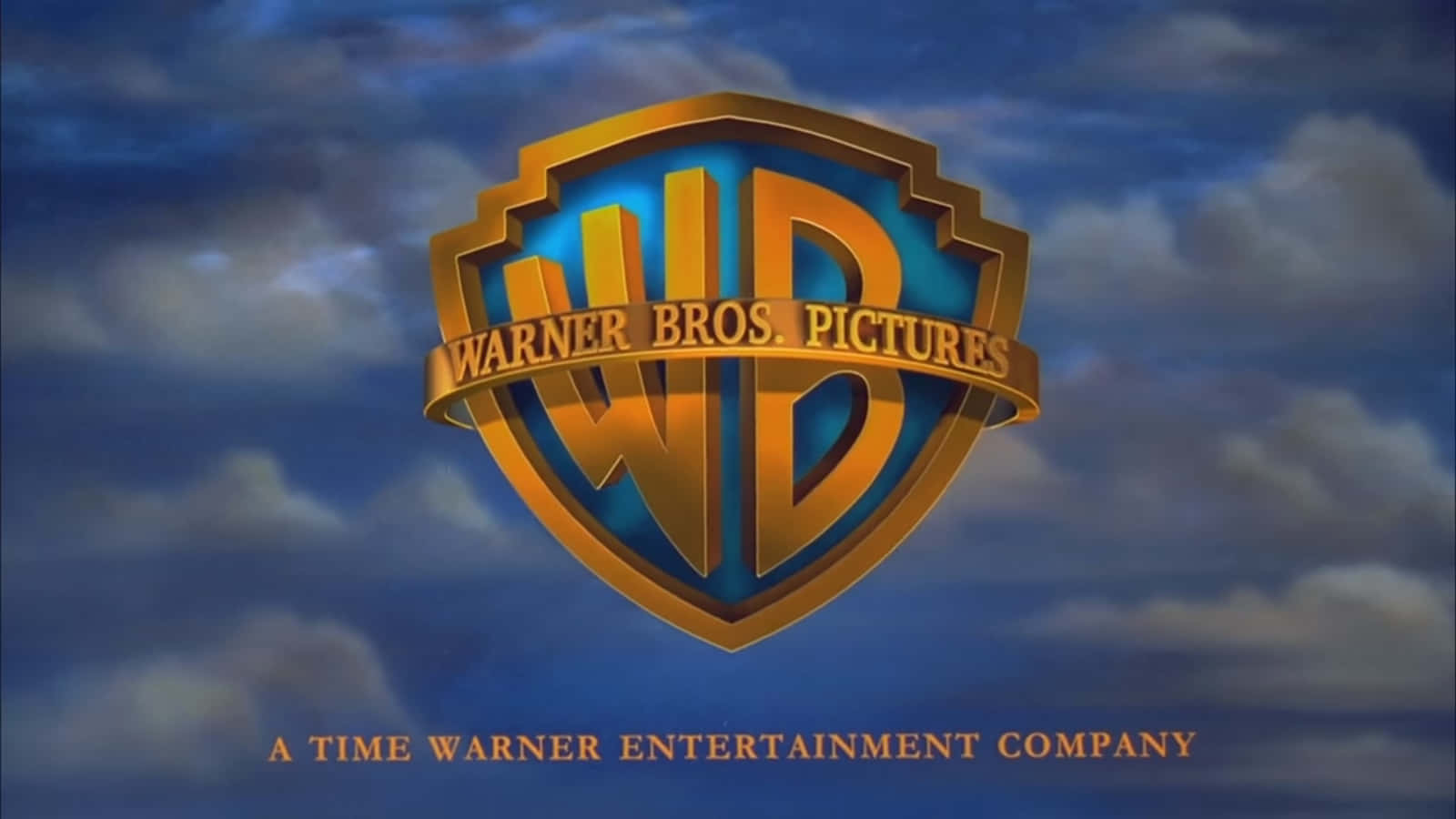 Warner Bros Pictures 標誌襯托多雲嘅天空，下面有文字。