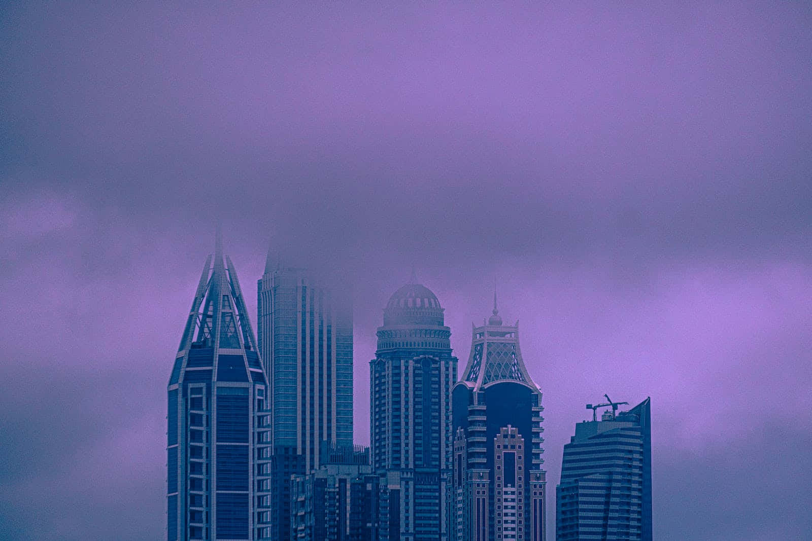 高聳的城市建築從紫色薄霧中浮現，天空多雲。