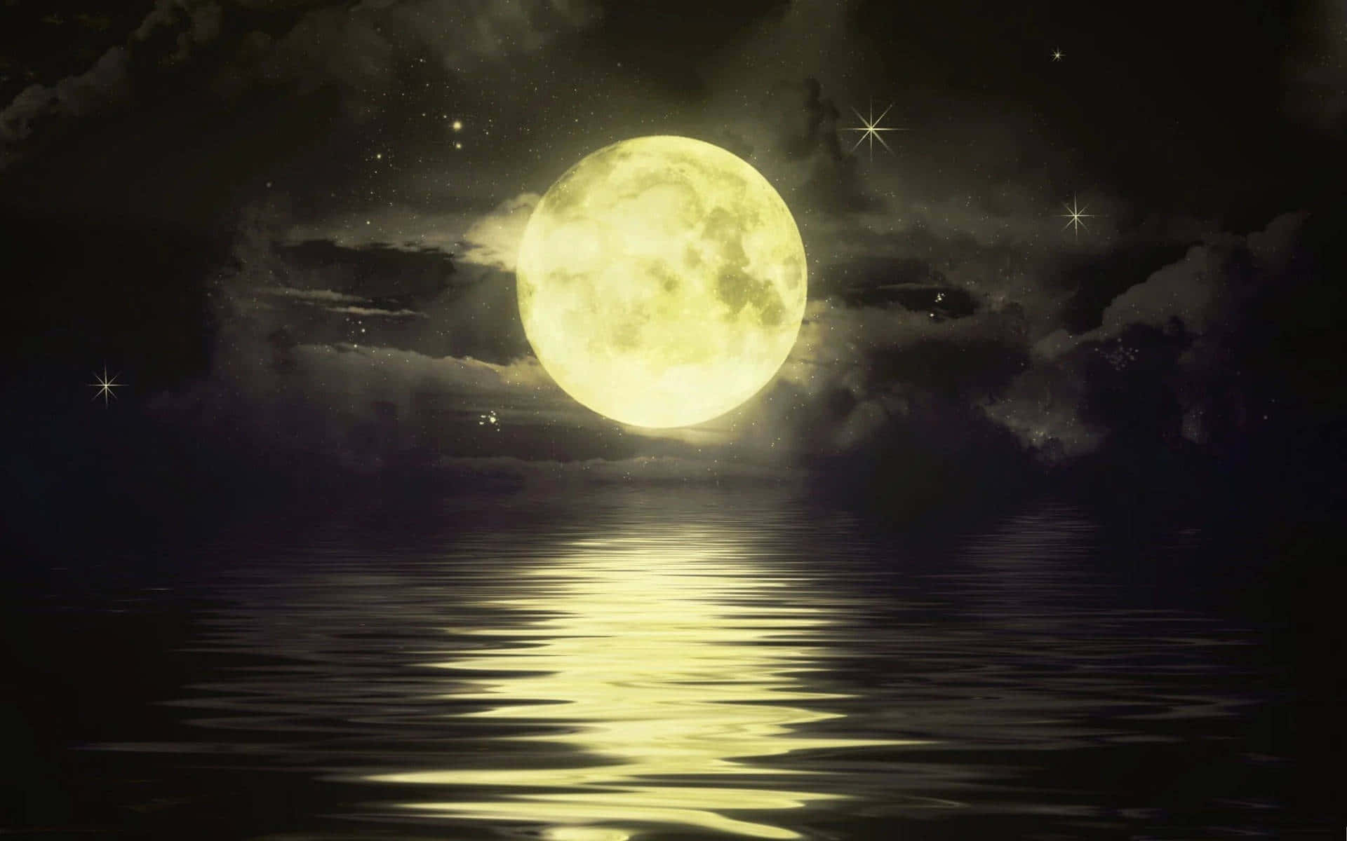 霧氣黃色夜空月 壁紙 — 明亮的滿月在繁星點點的夜空和飄動的雲彩下，在平靜的水面上投下金色的光芒。