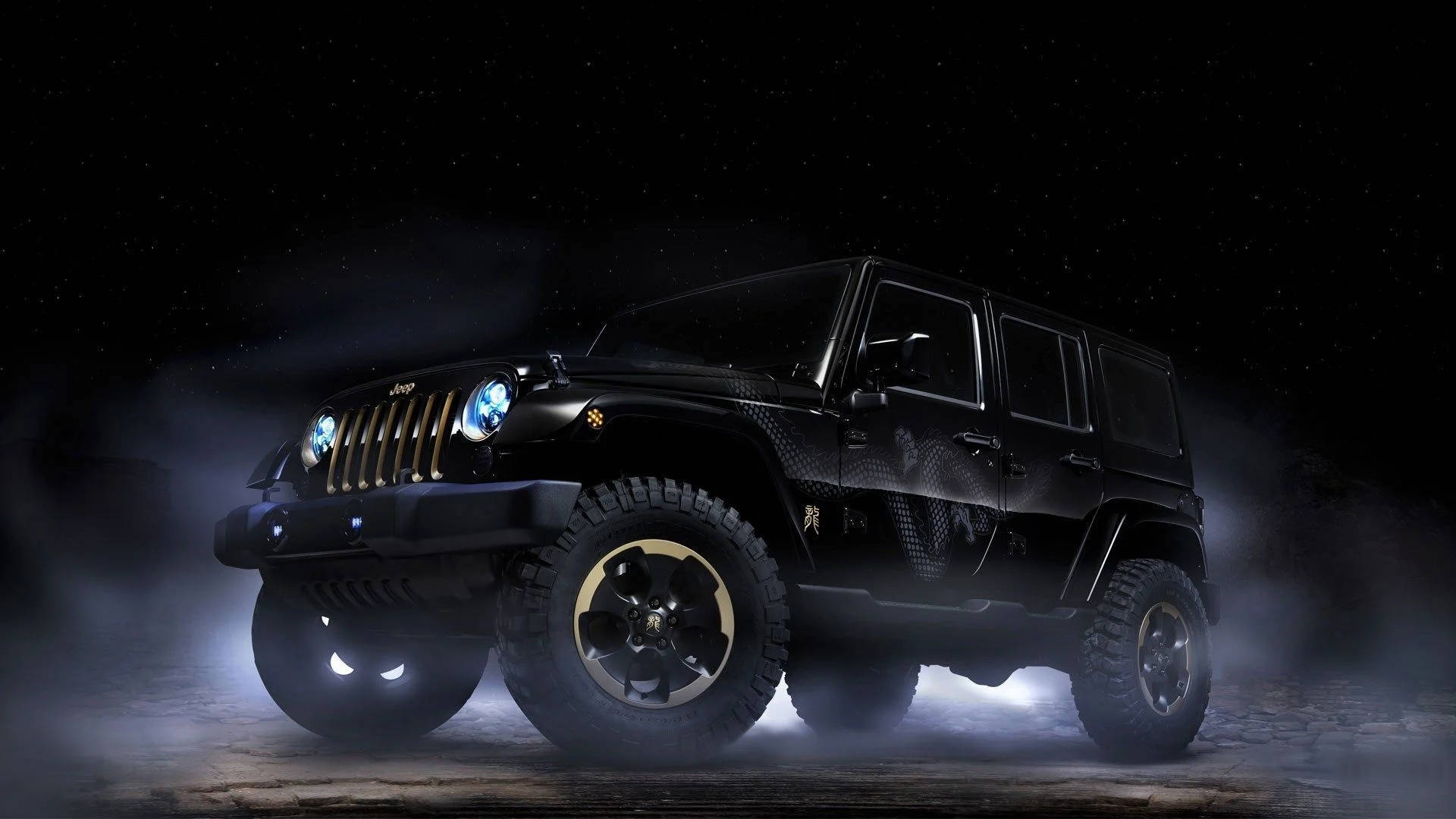 黑色Jeep Wrangler，帶有發光頭燈和金色點綴，處於薄霧夜晚環境中。