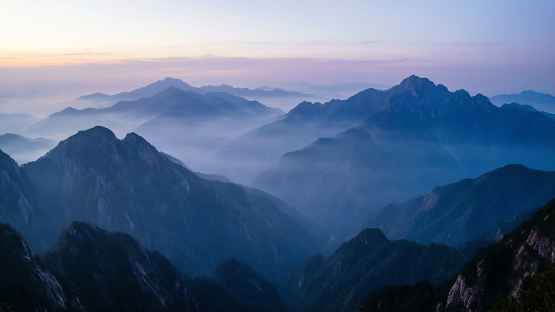 霧鎖山巒層疊 壁紙