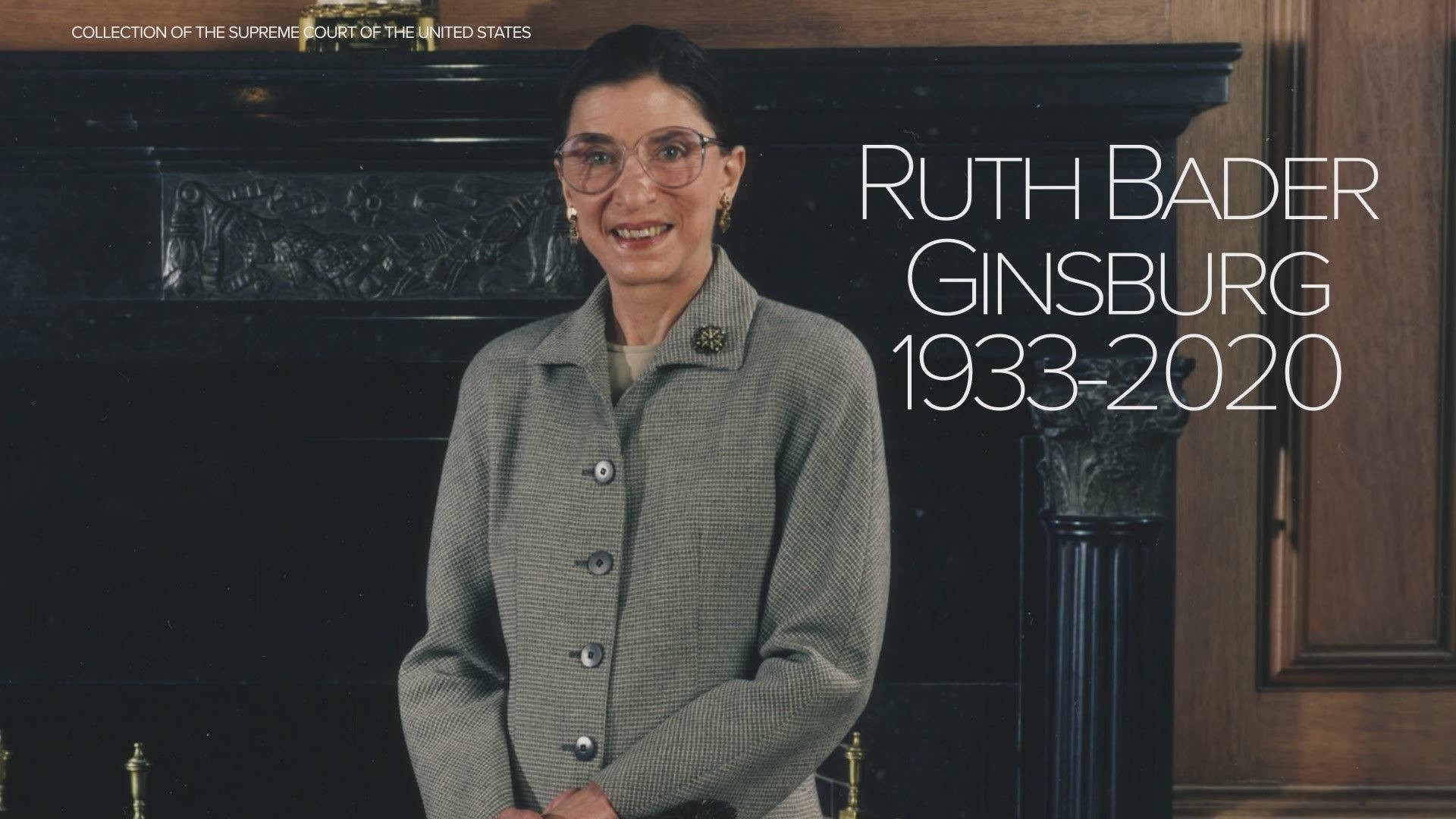 露絲·巴德·金斯伯格淺灰色外套 壁紙 — Ruth Bader Ginsburg 穿著灰色格仔外套，在正式室內環境中站在深色壁爐前溫暖地微笑。